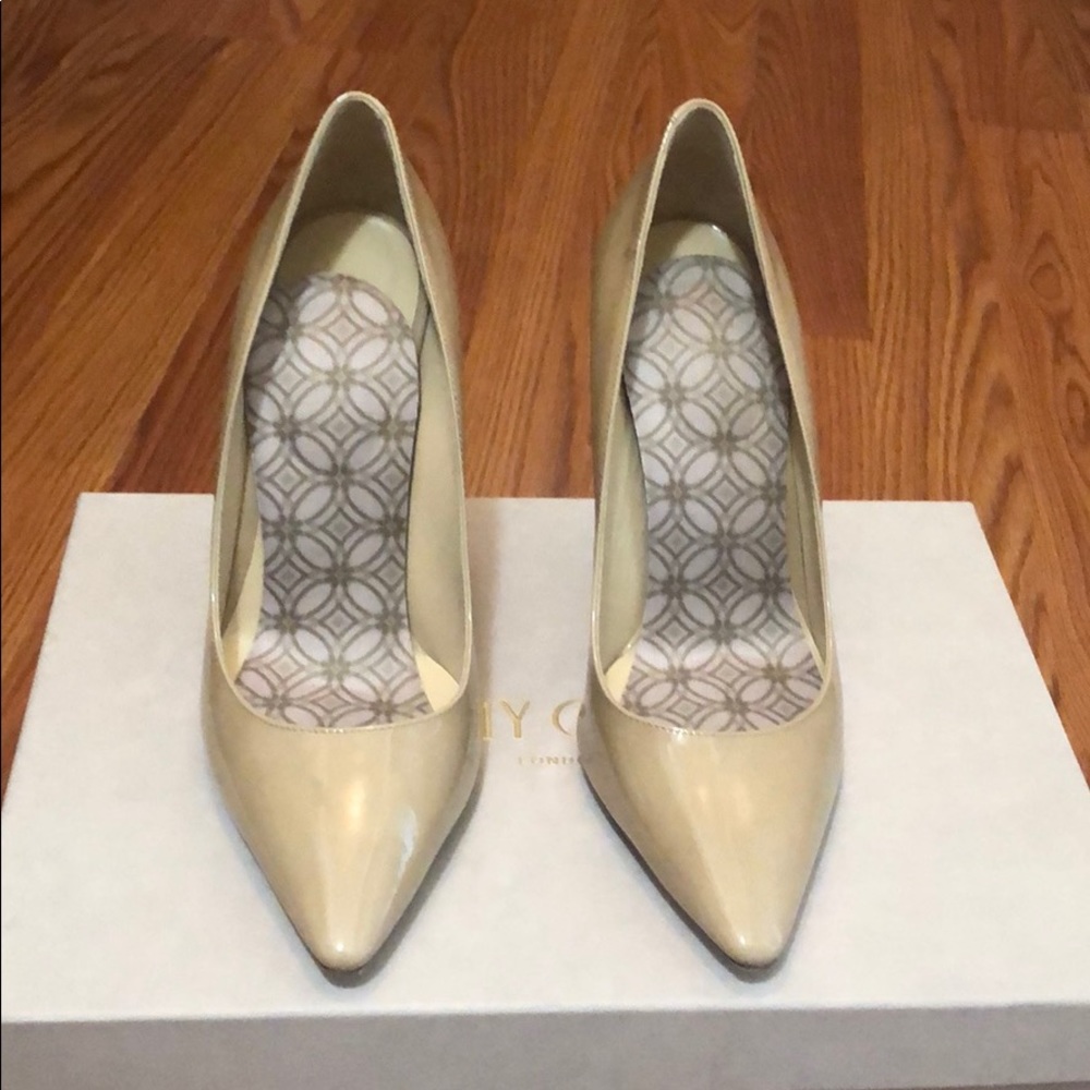 Nude pumps
